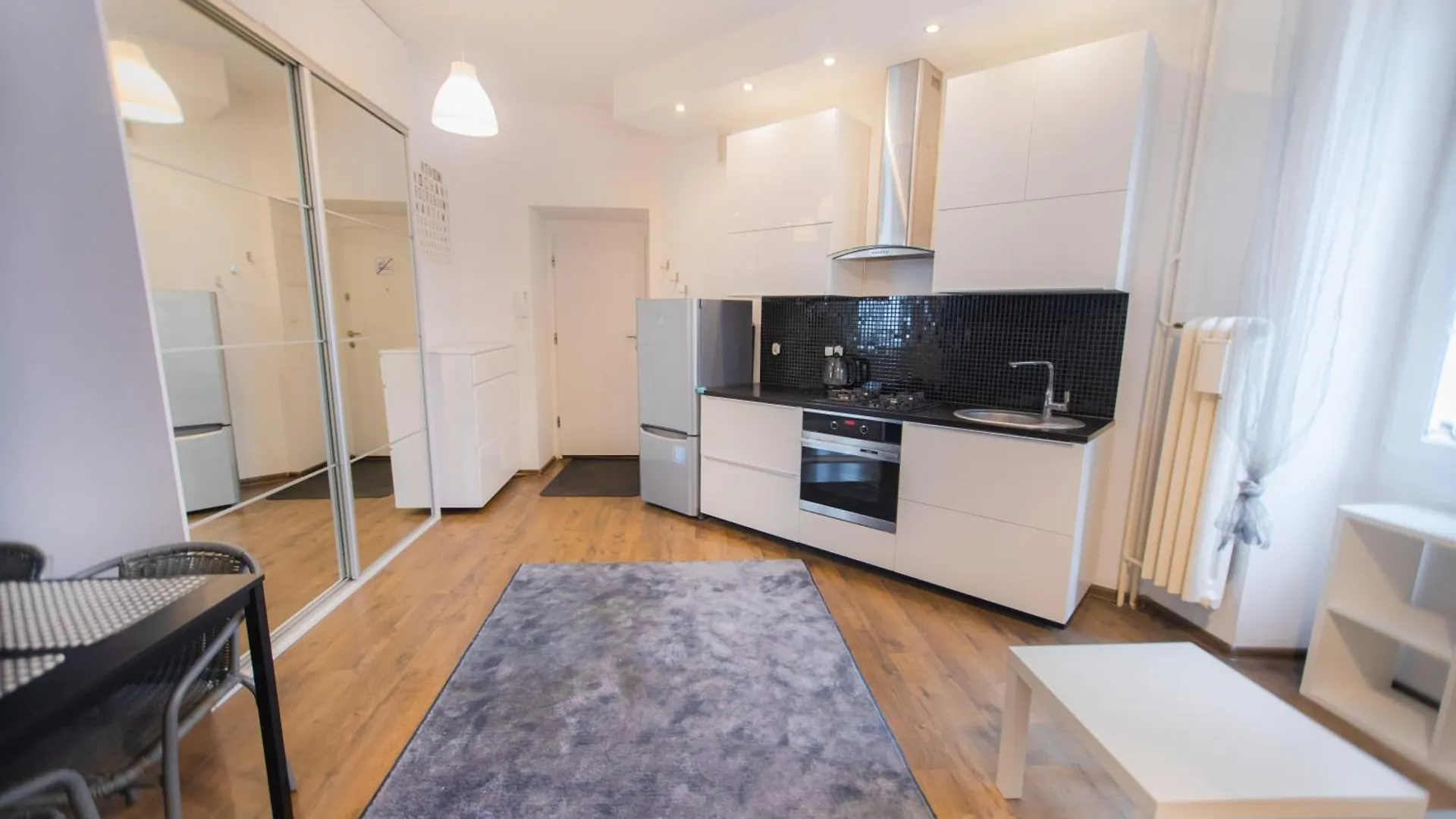 Poznanska Apartment. Great Location. City Center Warszawa